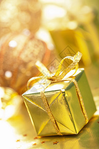 金色圣诞礼物和装饰图片