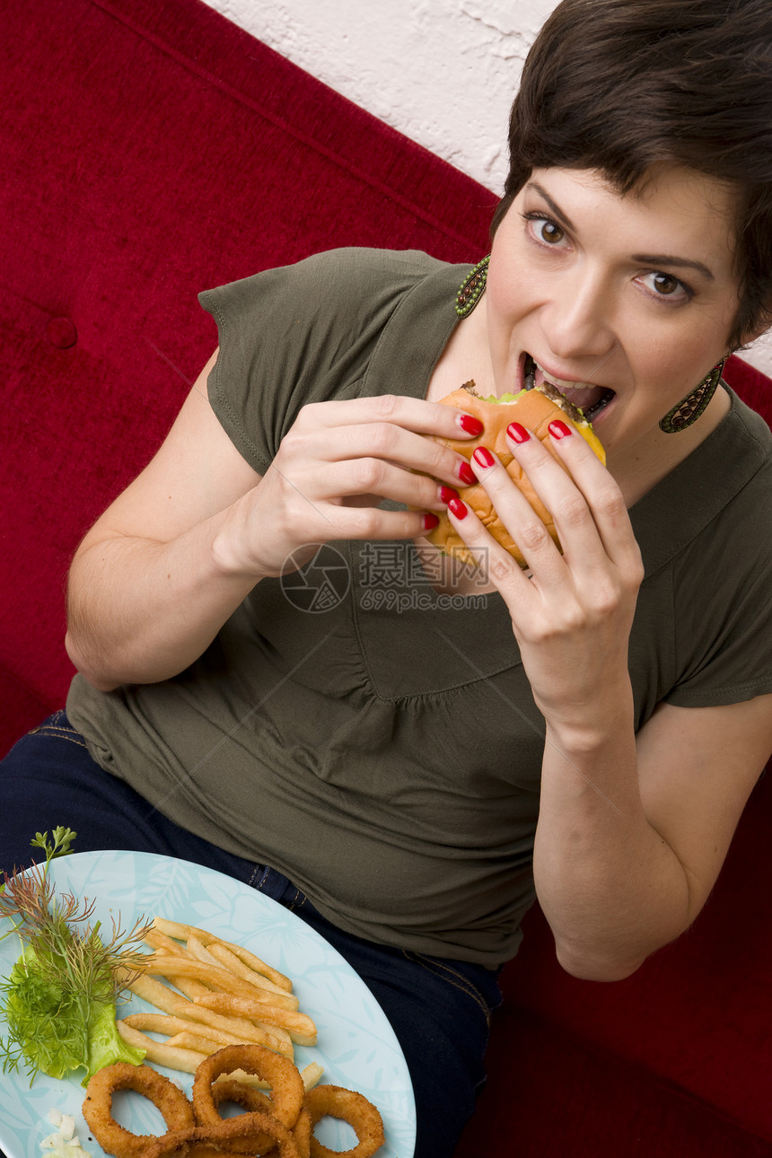 汉堡快乐时间女吃芝士汉堡午餐图片