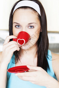 有心形咖啡杯的女人圣情节概念图片
