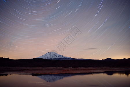 亚当斯山在恒星登记为长期的线条时做了完美的反射背景图片