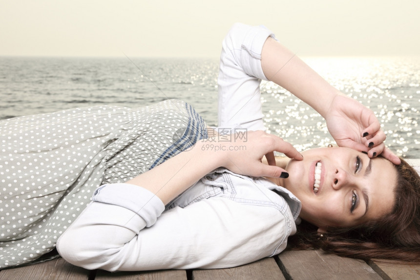 女青年早上在码头休息暑假图片