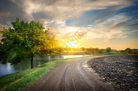 日落在河道上的公路图片