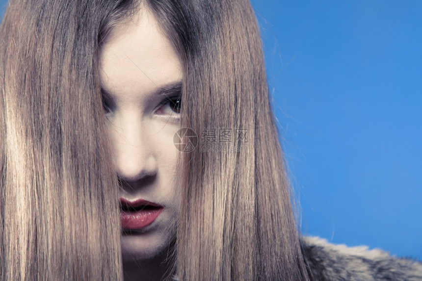 萧条悲伤的情绪女孩肖像年轻女人用蓝色长发蒙住她的脸工作室拍到的图片