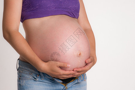 妇女试图支持其孕期的图片