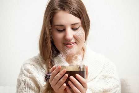 褐色女人的肖像看着蒸发的茶杯幸福高清图片素材