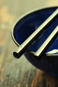 饭桌上的亚洲式碗和筷子图片