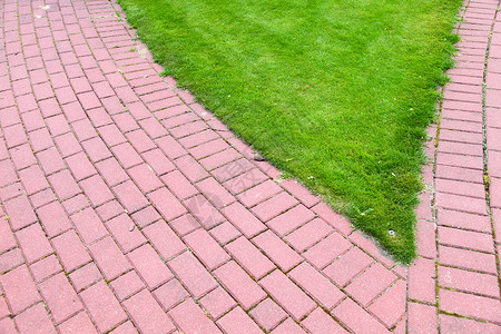 布瑞克人行道石头之间和周围生长着草地的花园石路夏天高清图片素材