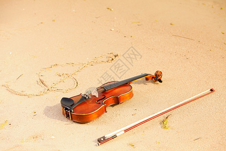 沙滩上的粗林弦和格字形的刀图片