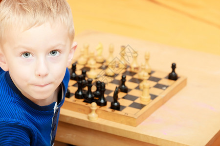 聪明的男孩在家下棋图片