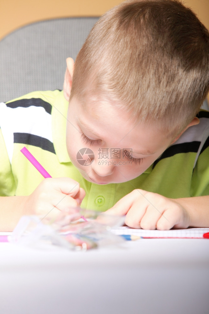 小男孩在画美术作业图片