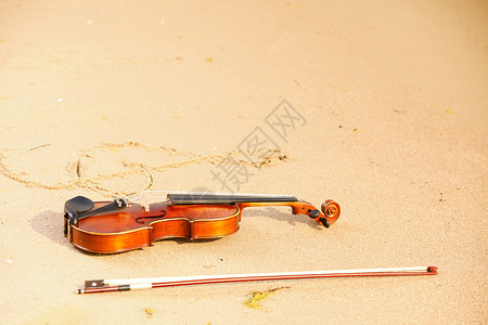 沙滩上的粗林弦和格字形的刀背景图片