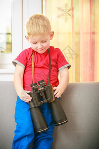男孩使用望远镜图片