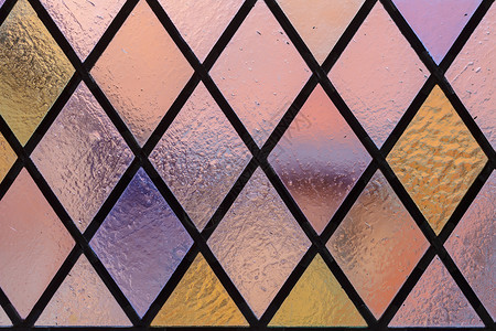 彩色玻璃有多种彩色钻石模式作为背景粉红紫色调图片