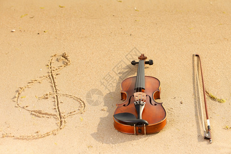 沙滩上的粗林弦和格字形的刀背景图片