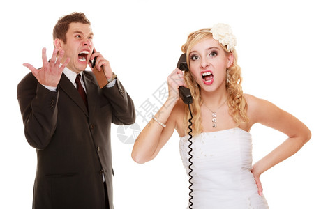 夫妻关系困难愤怒的女人和男在电话上交谈夫妻新娘和郎争吵图片