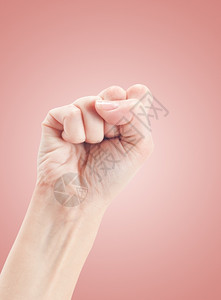 拳头用粉红色背景的手势图片