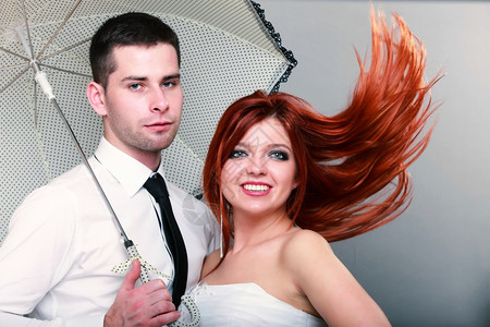 喜庆日幸福的已婚夫妇蓝眼新娘的肖像红发吹在风中蜜月高清图片素材