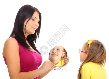 母亲拿着镜子给女儿看背景图片