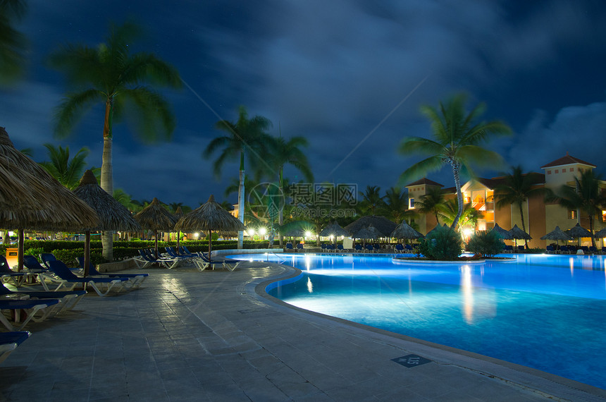 夜间照明游泳池图片