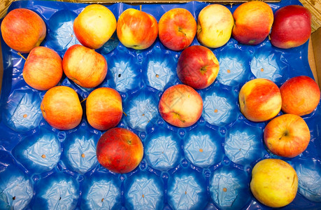 在蓝塑料盒里提取苹果健康水作为食物背景超市零售图片