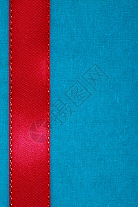 红色布纹蓝色背景上的空横幅带有复制空间的布纹理上红丝带背景
