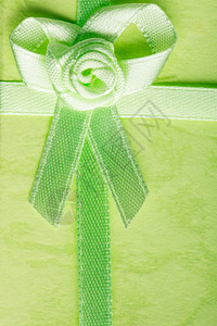 礼品盒特辑带弓的彩赠品包在绿色背景上背景图片