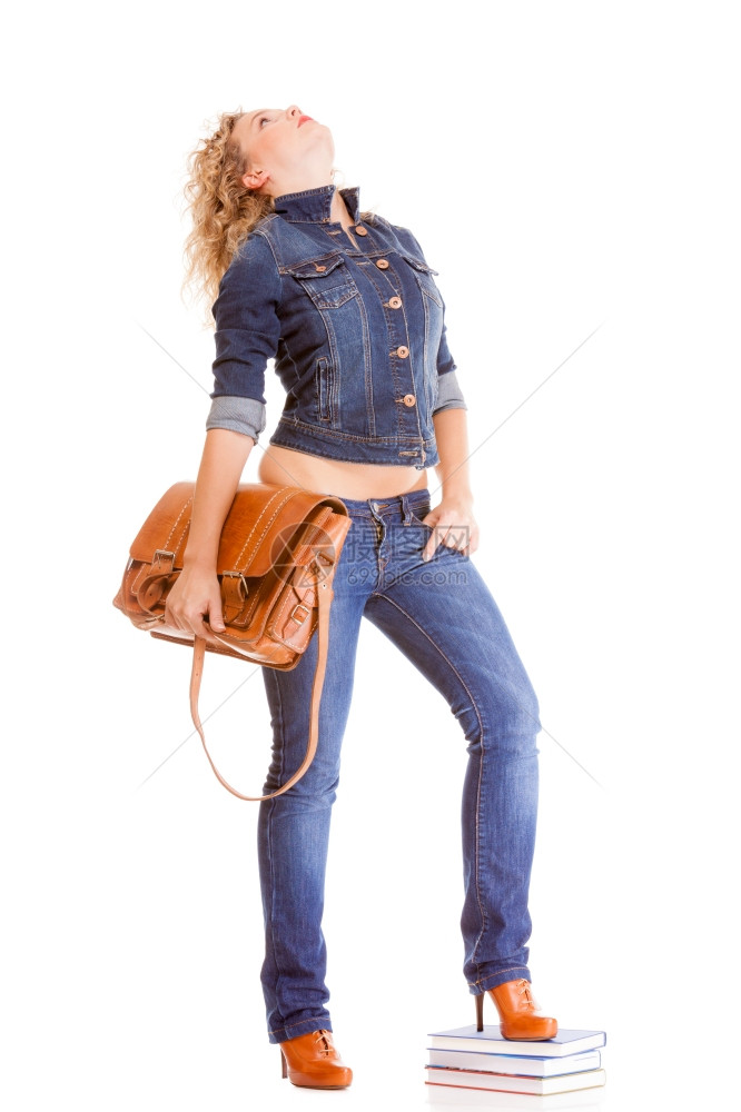 Denim时尚与教育全大学生女孩带书袋穿时装蓝色牛仔裤和高跟鞋的普通妇女图片