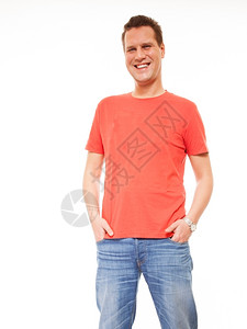 身穿红色T恤牛仔裤的青年男子穿红色T恤牛仔裤穿着随便时的风格手握在口袋里白色背景上被孤立时髦的高清图片素材
