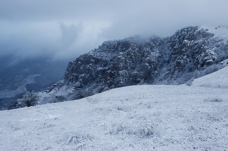 乌克兰里米亚Demerdzhi山雪风暴背景图片