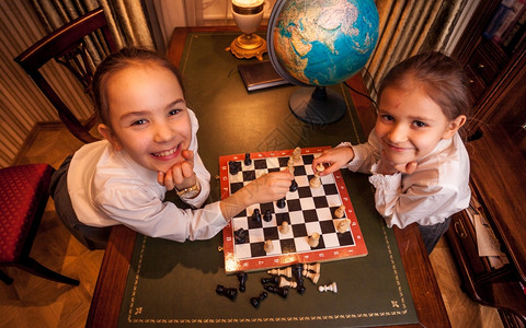两名女孩下象棋的照片图片