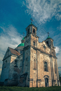 白俄罗斯Benicia村的TrinityBaroque教堂背景图片