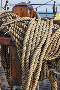 古老帆船甲板上的绳索图片