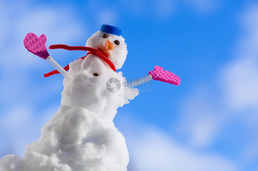 圣诞小雪人在蓝天空背景下

图片