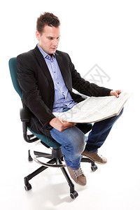 坐在椅子上看白种背景孤立的报纸全薪商人男人高清图片素材