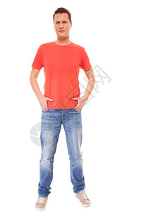 身穿红色T恤短袖牛仔裤的全长青年男子随时装风格手放在口袋里白色背景上被孤立凉爽的高清图片素材