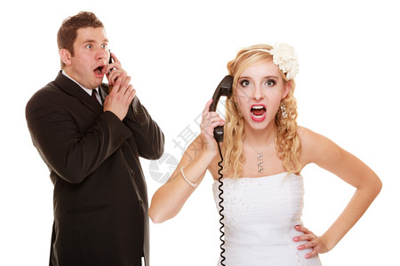 夫妻关系困难愤怒的女人和男在电话上交谈夫妻新娘和郎争吵图片