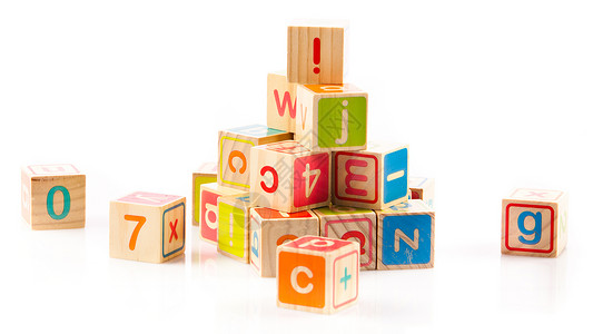 带字母的木制玩具立方体图片