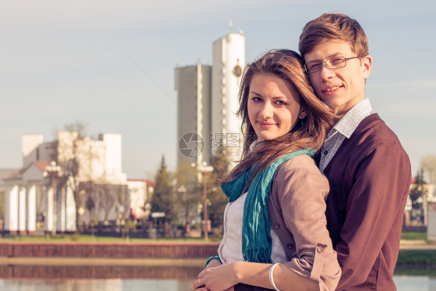 年轻时尚优雅的情侣在欧洲城区公园装扮图片
