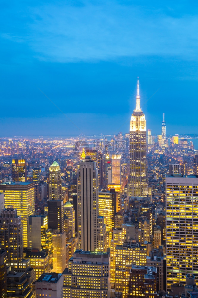 纽约市天际线与城摩天大楼在美国黄昏图片