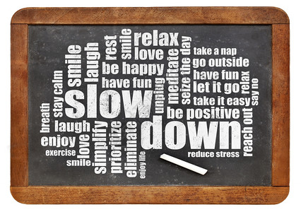 减慢和放松减少压力提示以词云的形式在旧黑板上图片