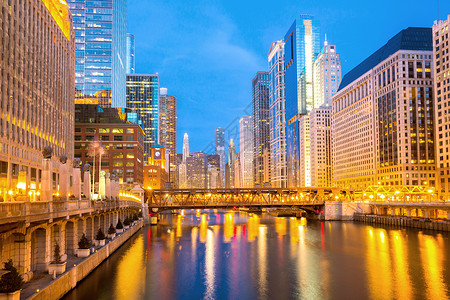 芝加哥市区和河黄昏时有桥梁图片