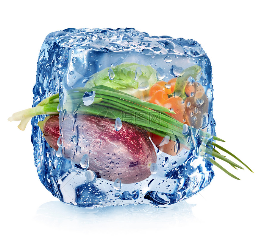 冷冻的蔬菜在冰块中冻的蔬菜在白色上隔着滴图片