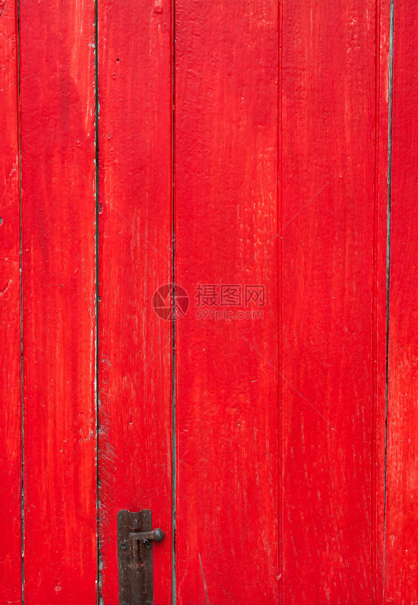 装有门锁的手工涂成红色旧木制门图片