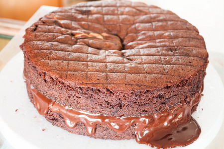 奇芬巧克力蛋糕装满巧克力填充物图片