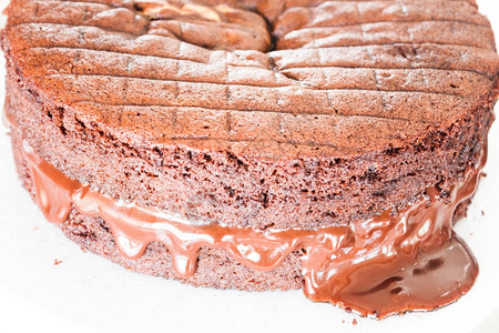 巧克力填料从芝芬巧克力蛋糕融化图片
