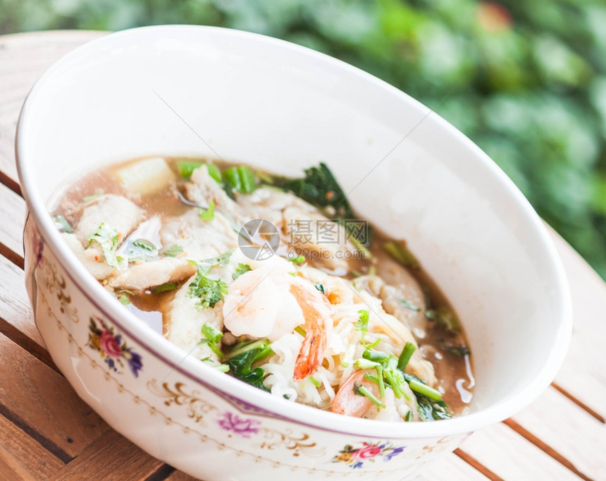泰国面条加猪肉和辣汤虾图片