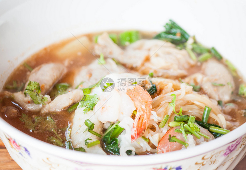 泰国辣面汤加猪肉和虾图片