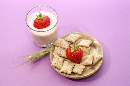 玉米面包小麦草莓冰淇淋高清图片