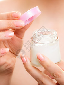 皮肤科女手紧闭年轻女孩照顾干燥的皮肤将湿润奶油隔离开来美容治疗图片