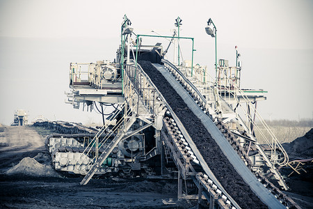 露天煤矿棕色带状传送器背景图片